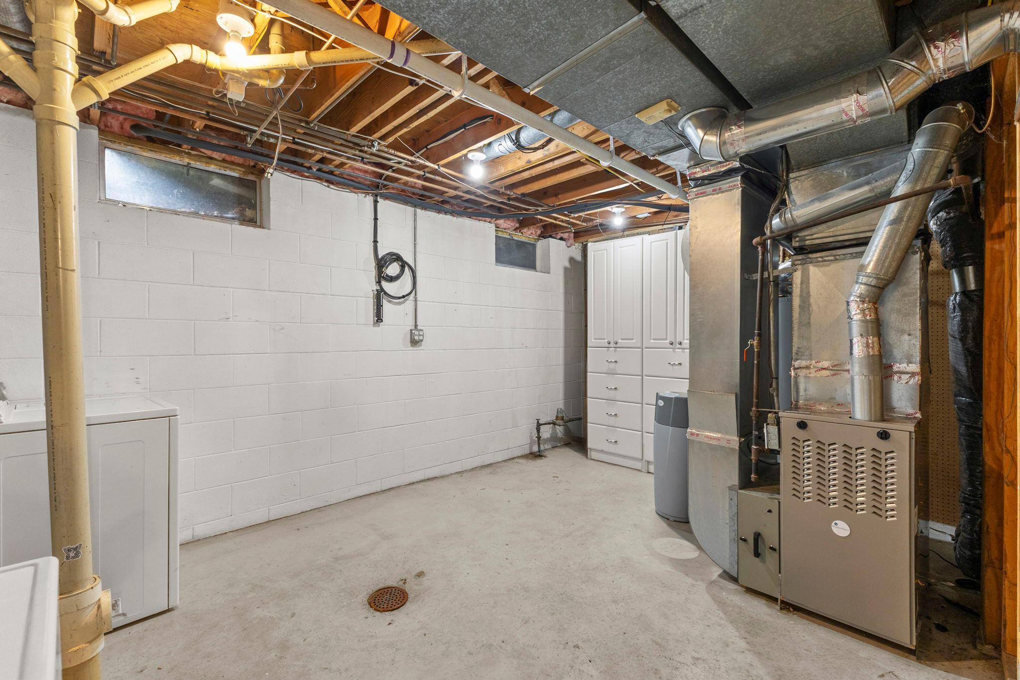 76-web-or-mls-1435 56th St E-57.jpg