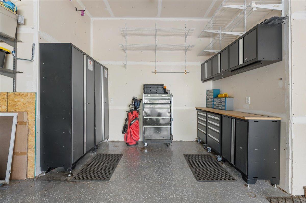 Work Shop in the Garage OR use as a Tandem parking spot!