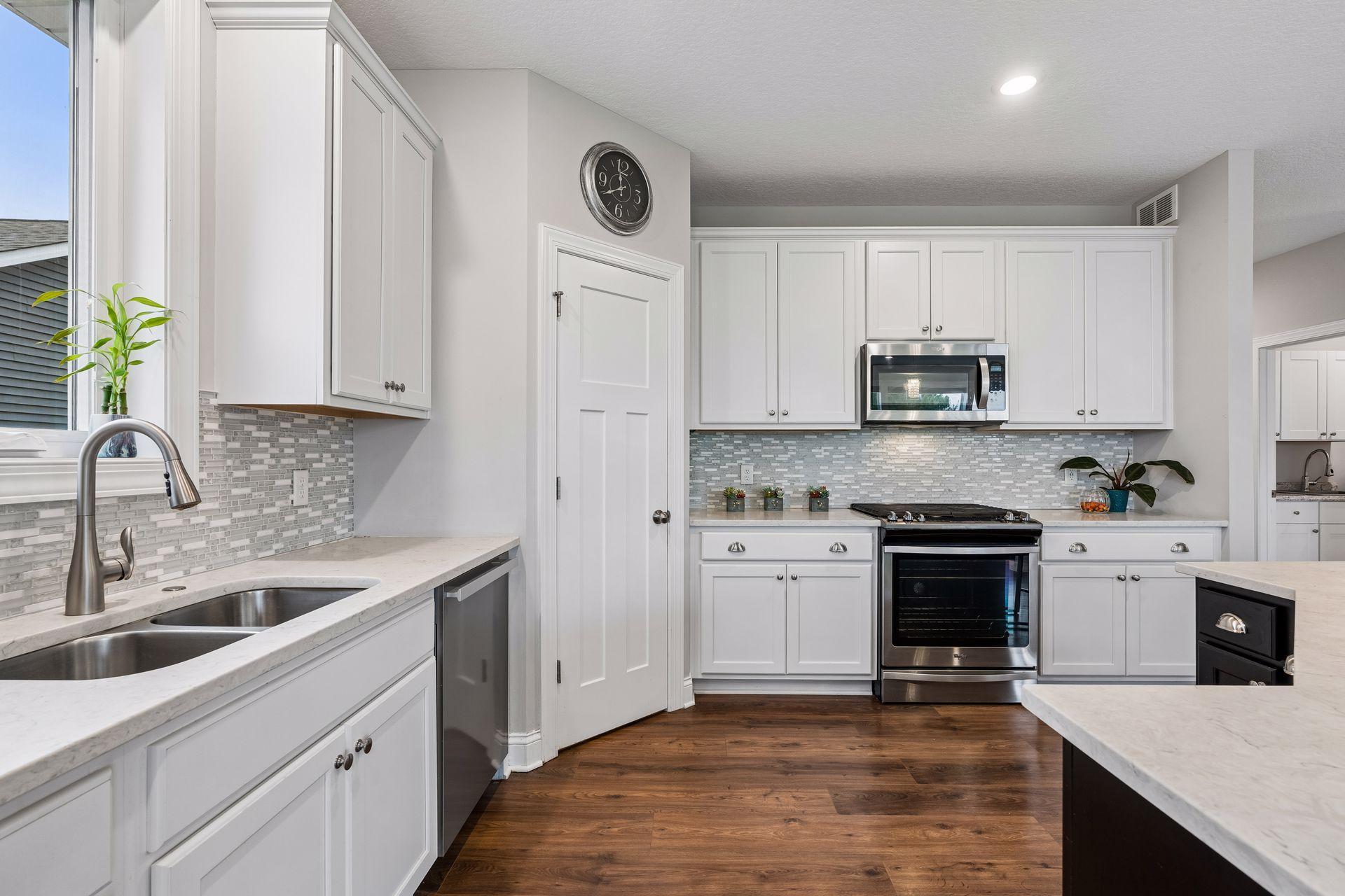 CORNER PANTRY W/AUTO LIGHT