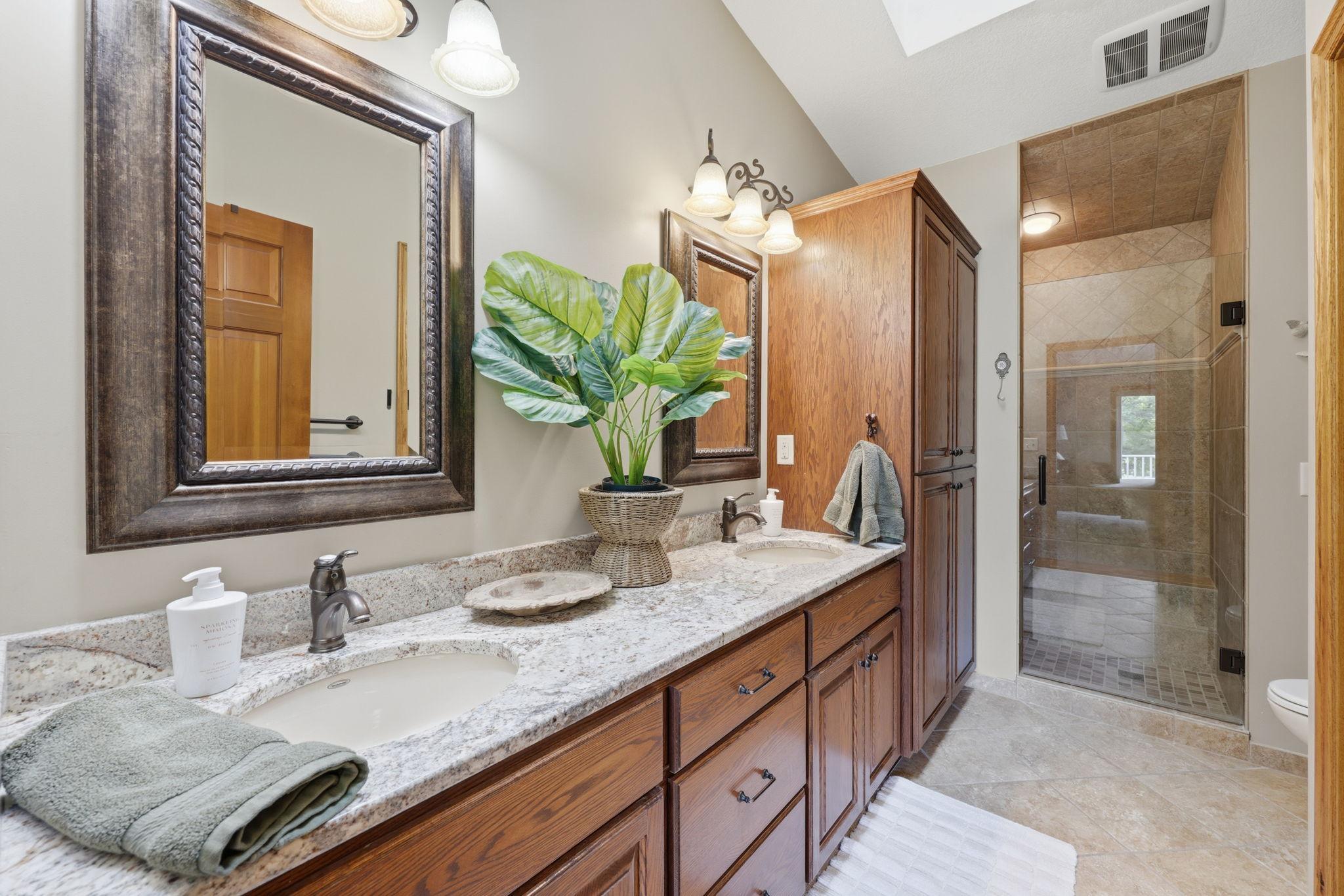 Dual sinks in the primary suite bath