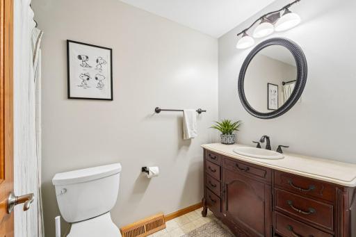 810 Clearbrook Lane, Vadnais Heights, MN 55127