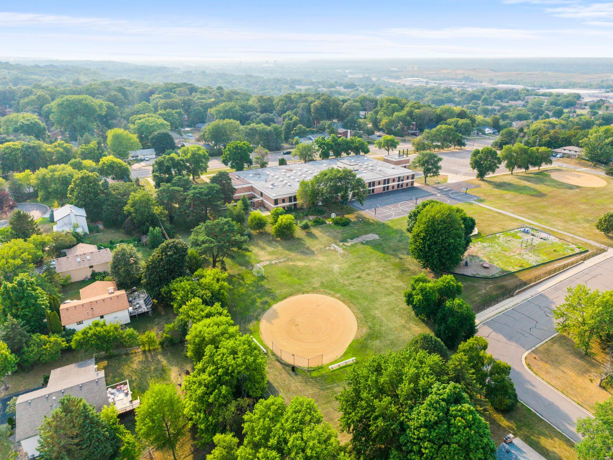 Walking distance to elementary school, near parks