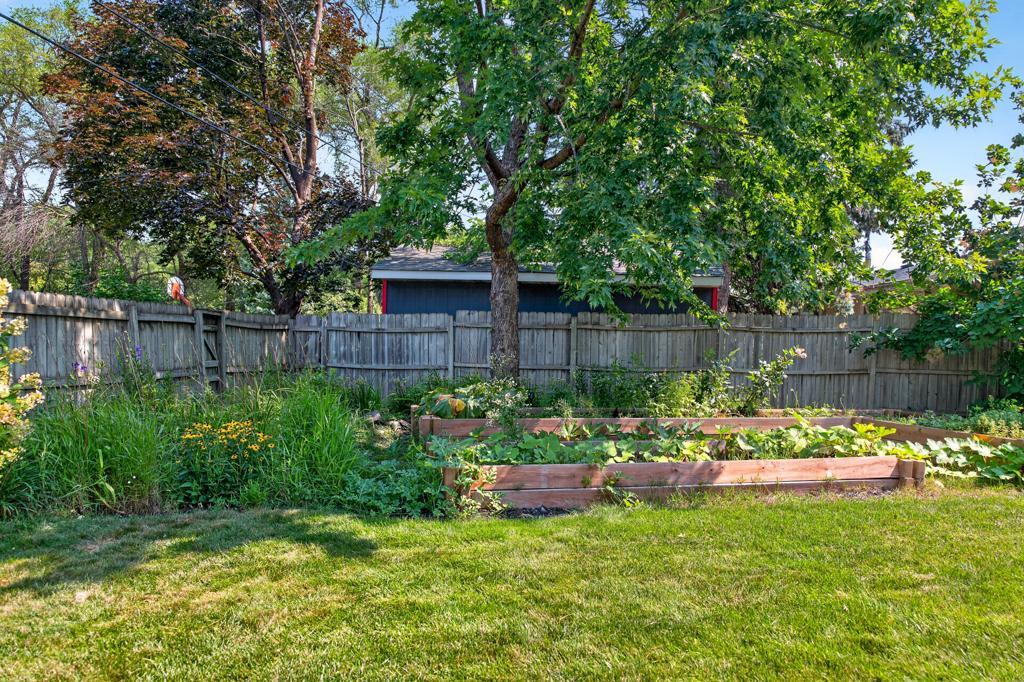 Raised garden bed