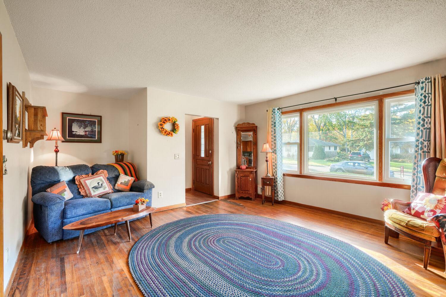 Step into the roomy Living Room with lots of sunshine!