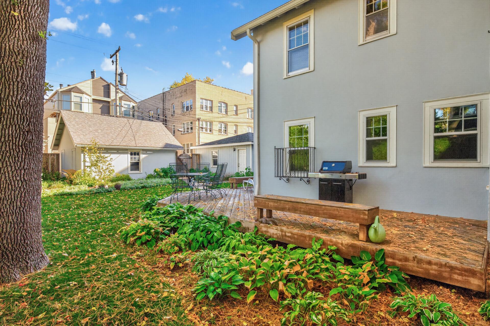 2725 Irving Avenue S, Sideyard and deck.jpg