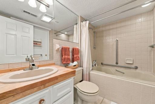 48-web-or-mls-6109_Tingdale_Avenue_Minneapolis_038.jpg
