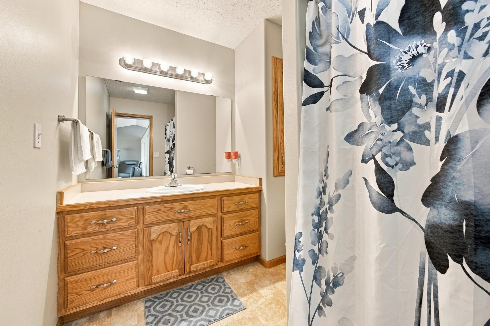 Full Bath (Upper)