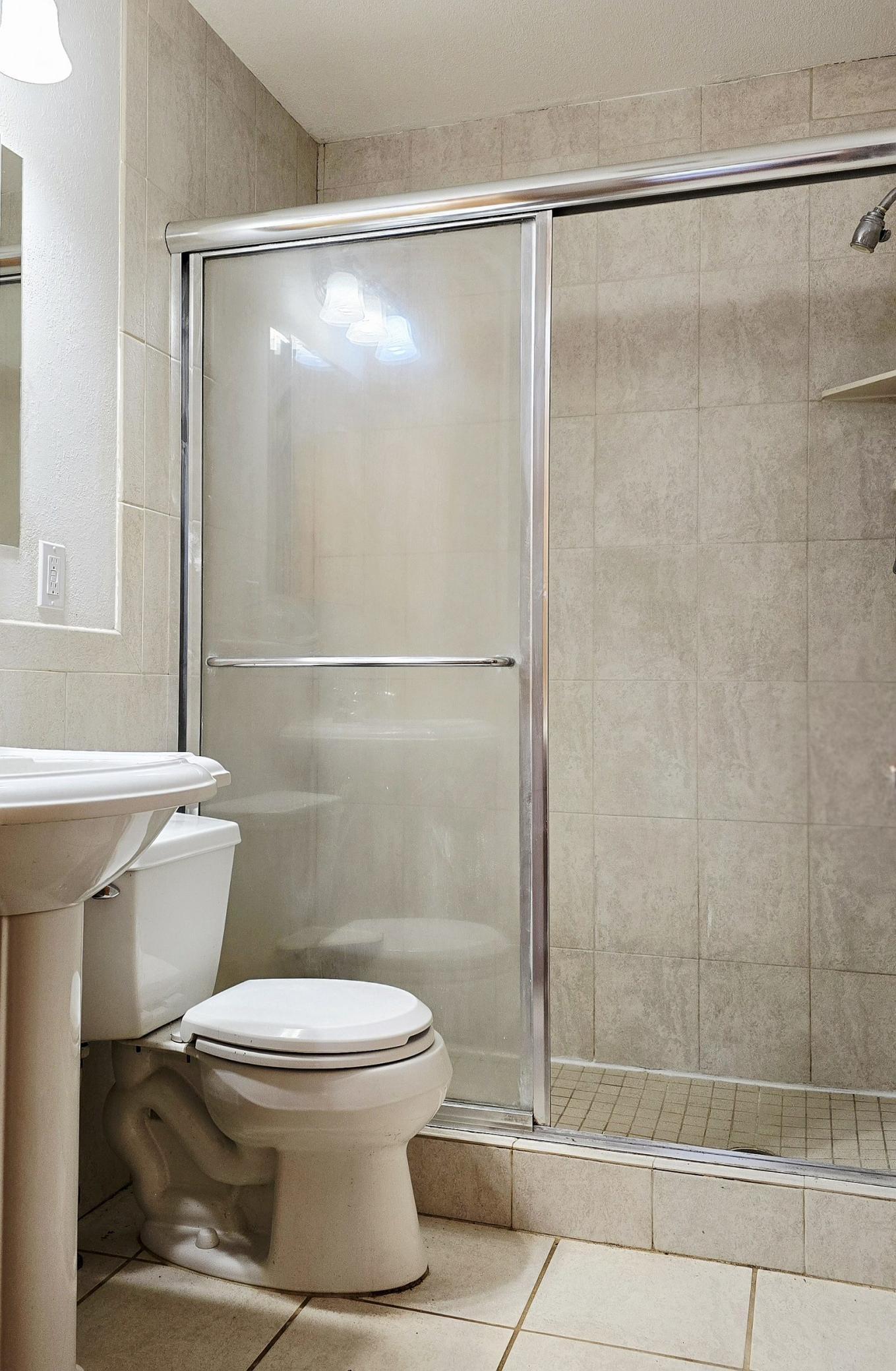main floor bath.jpg