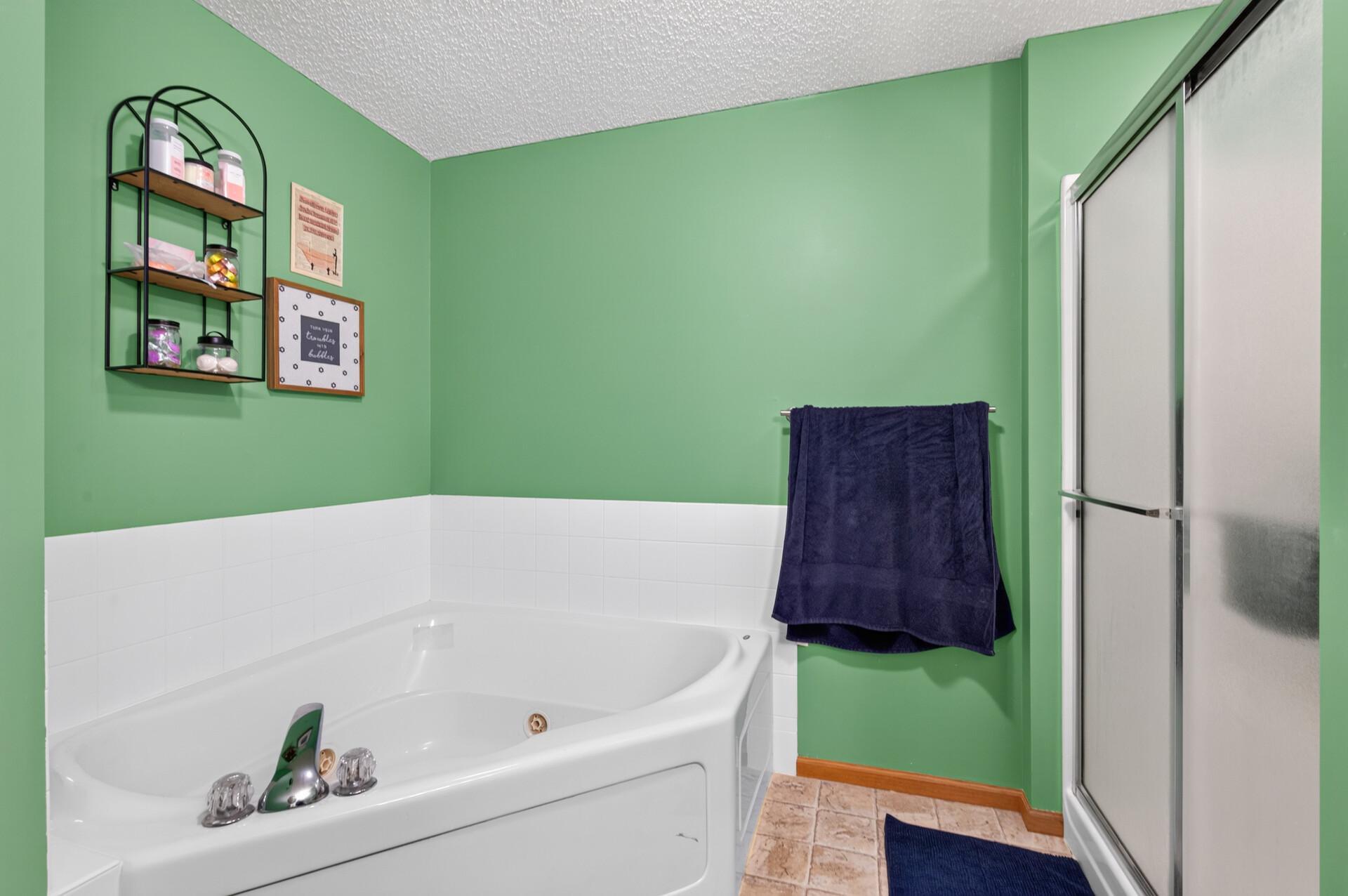 7623 Palomino Avenue NE - Primary Bathroom/En Suite
