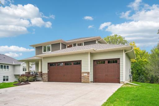 325 County Road B W, Roseville, MN 55113