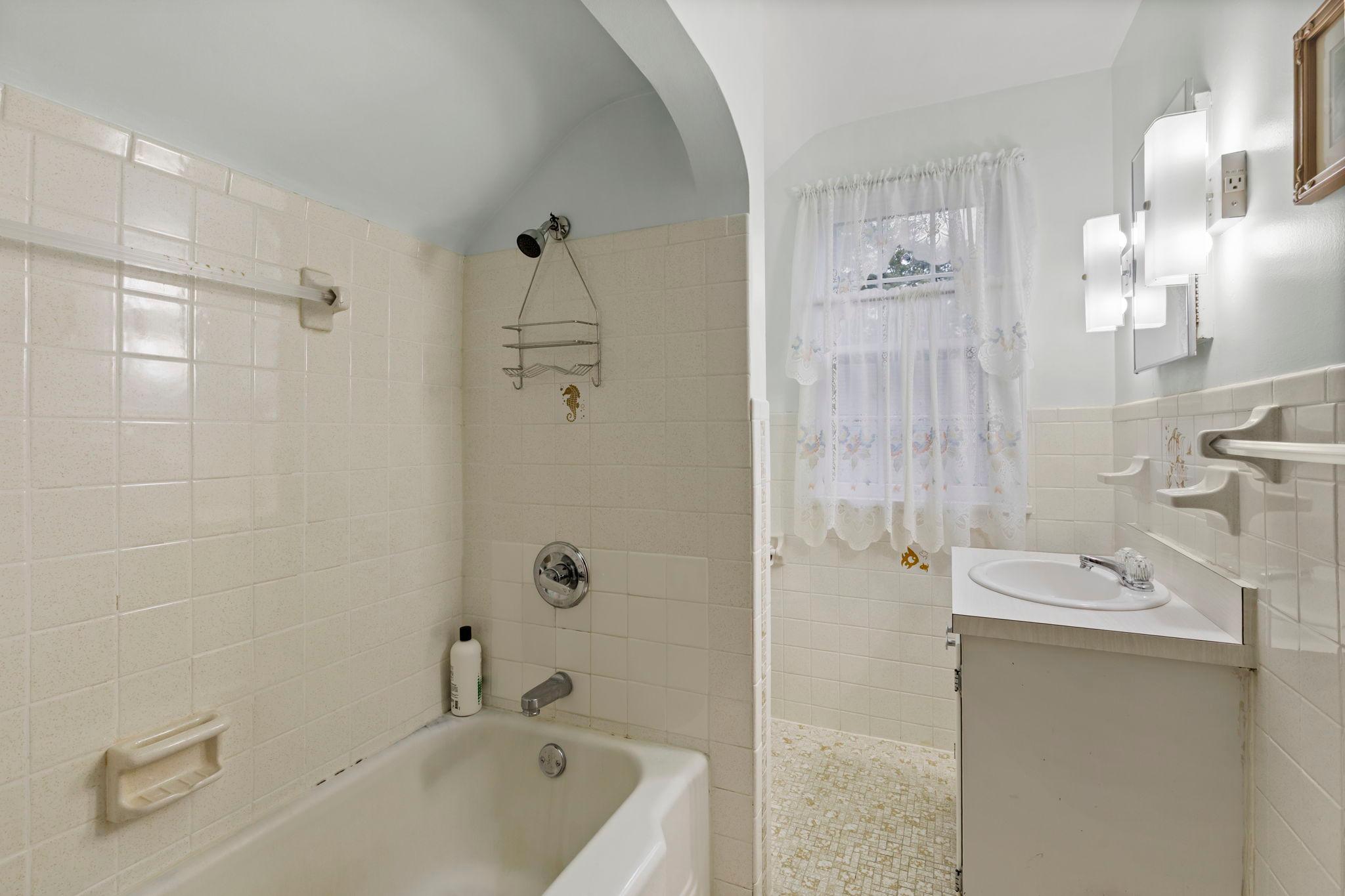 74-web-or-mls-1522 Hague Ave-60 (2).jpg