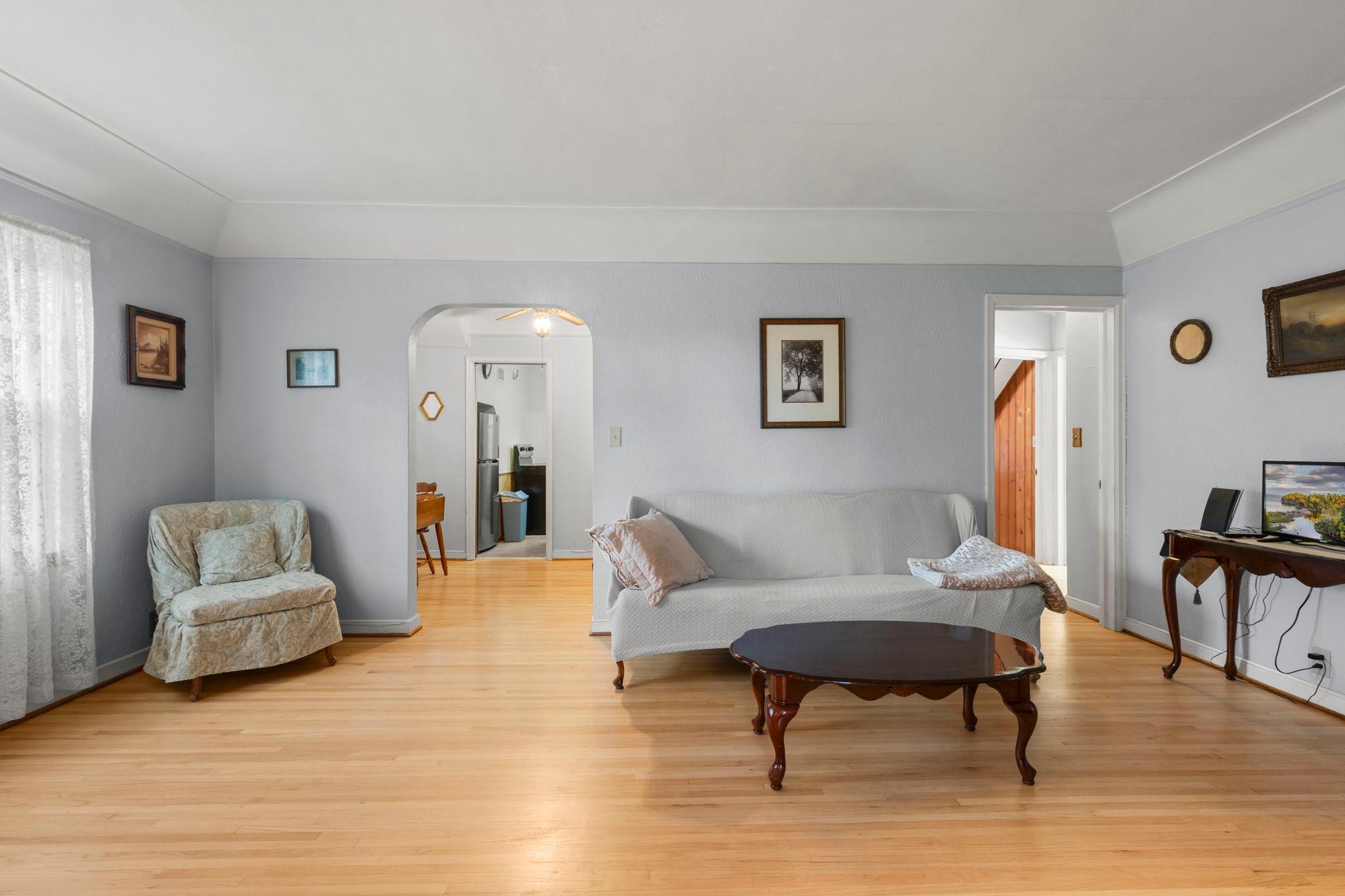 60-web-or-mls-1522 Hague Ave-18 (2).jpg