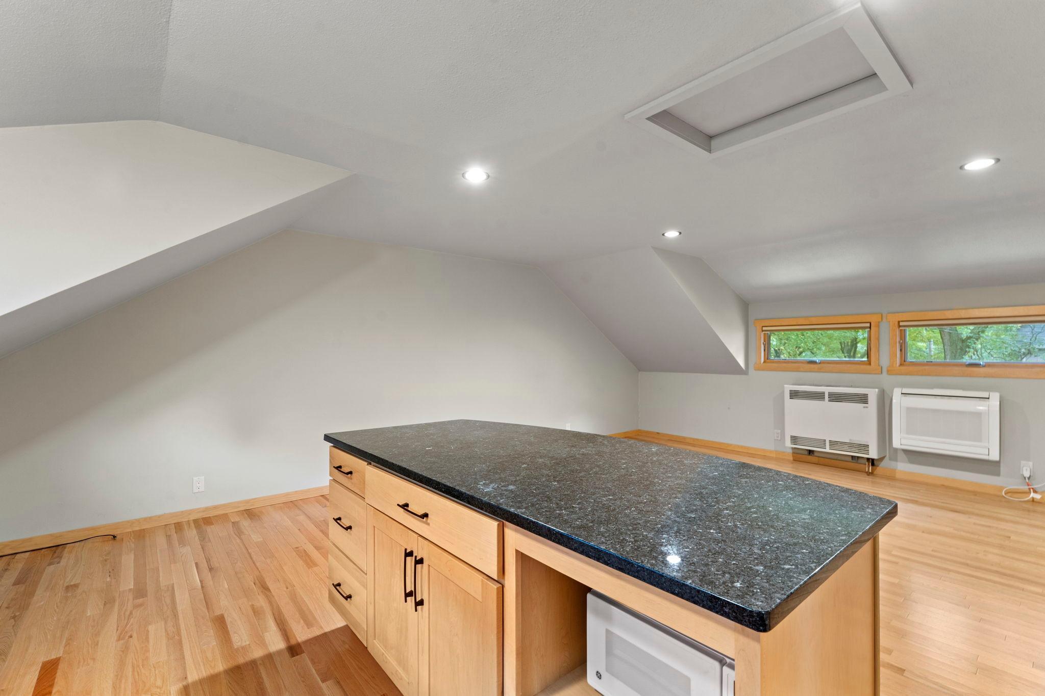 85-web-or-mls-1522 Hague Ave-63 (3).jpg