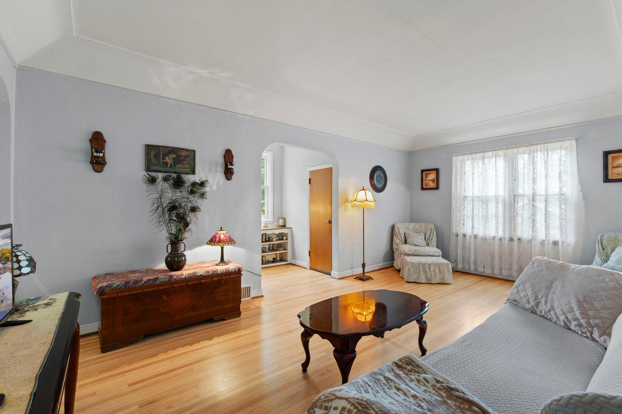 61-web-or-mls-1522 Hague Ave-21 (2).jpg
