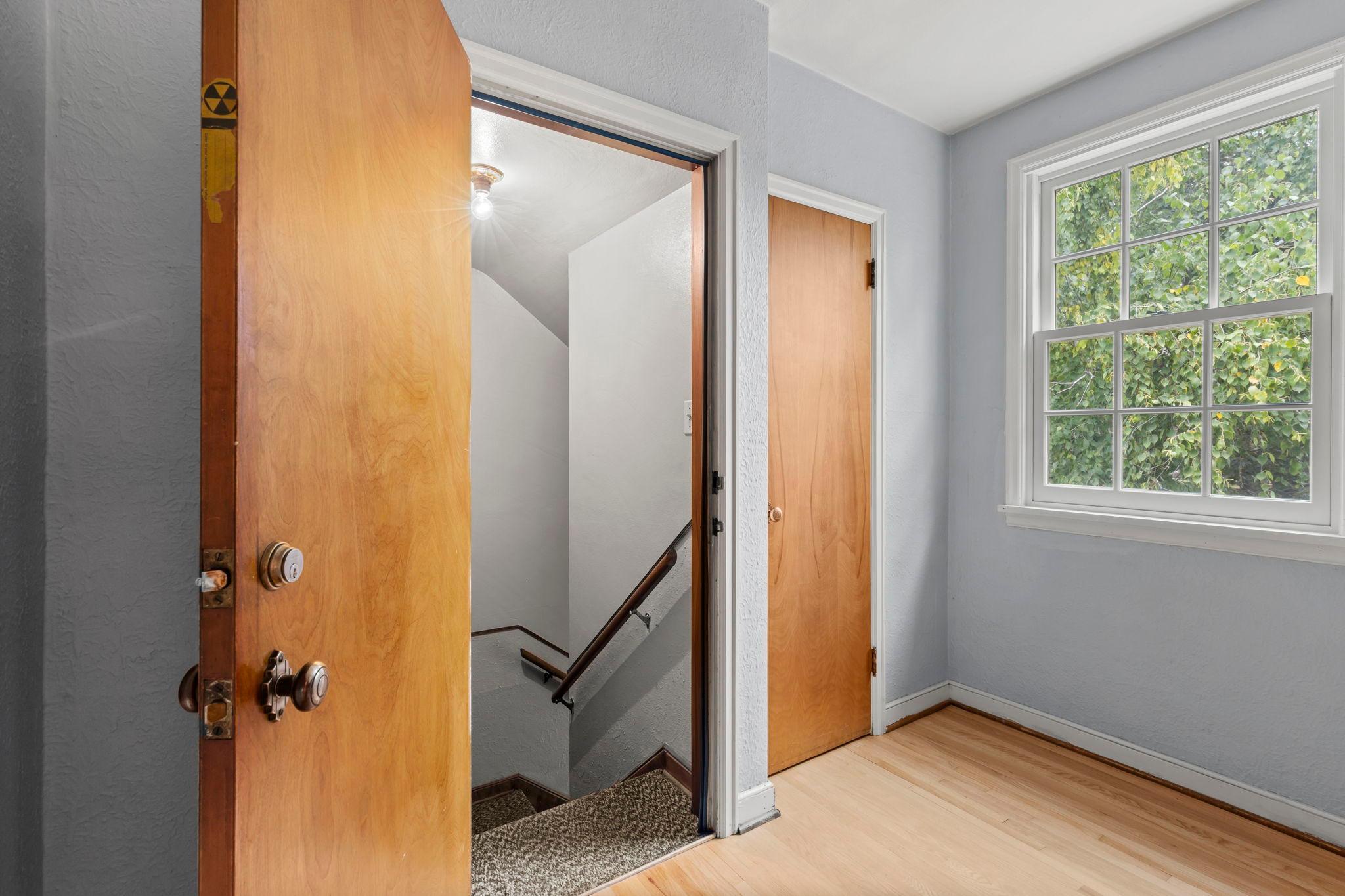 56-web-or-mls-1522 Hague Ave-6 (2).jpg