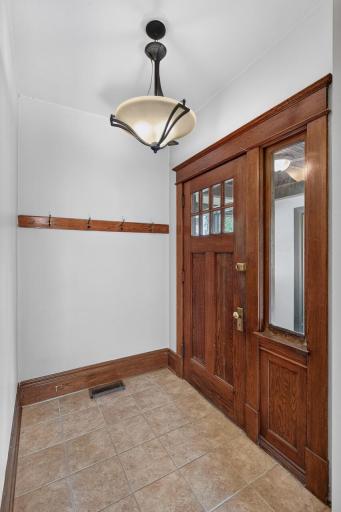 1007 Victoria Street N, Saint Paul, MN 55103