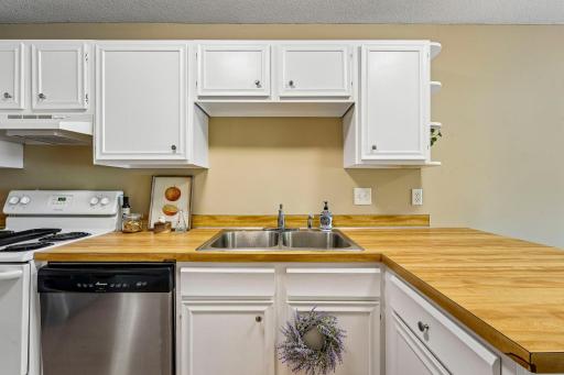 6852 Macbeth Circle, Woodbury, MN 55125