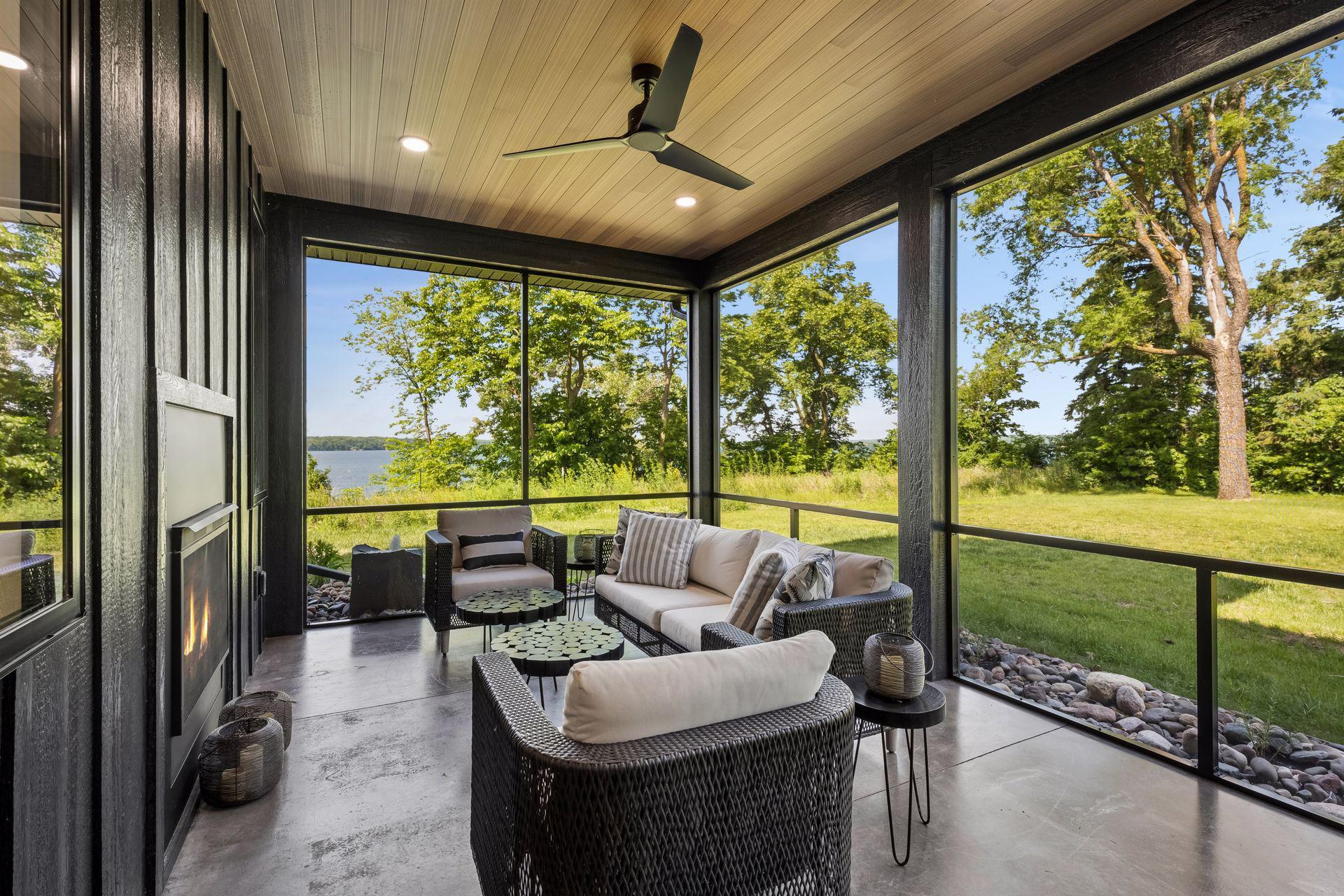 A warm wood ceiling, panoramic screens, and beautiful lake views create the perfect setting for morning coffee, evening conversations, or simply relaxing by the fire.
