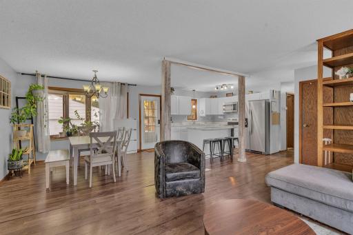 1221- open layout perfect for entertaining!
