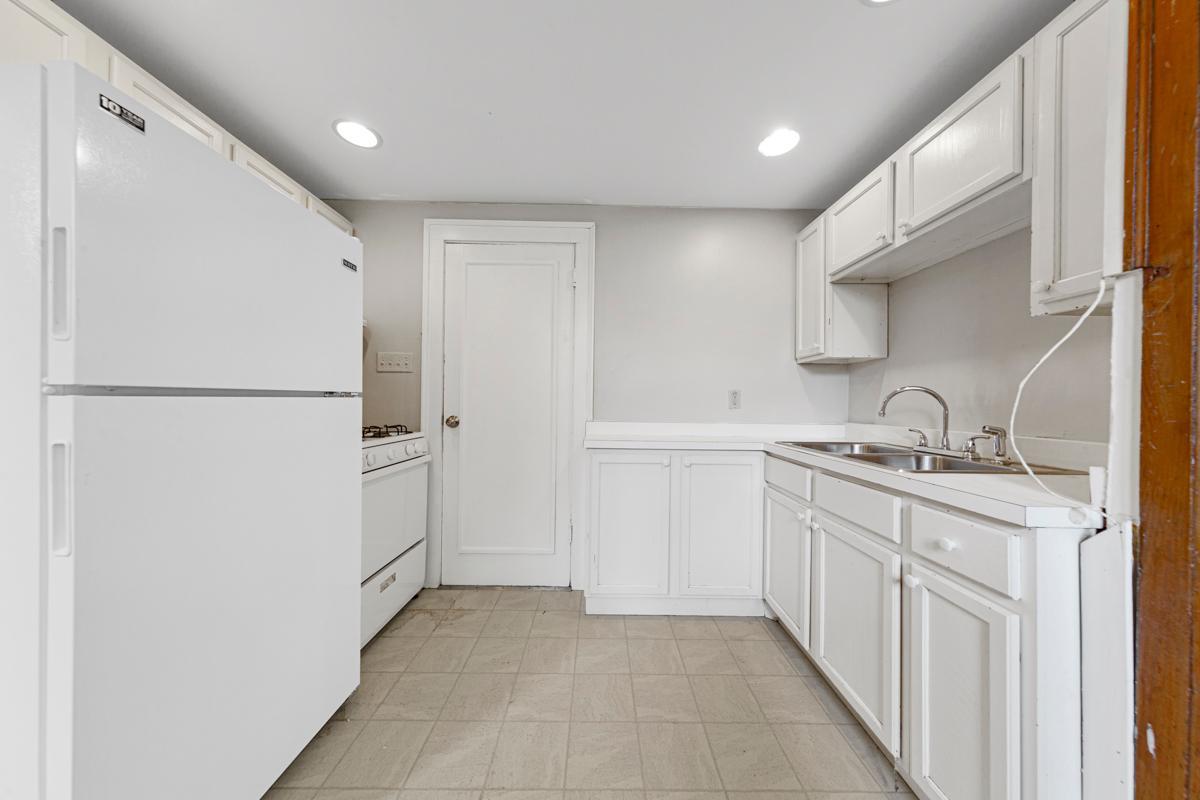 18 Kitchen.jpg