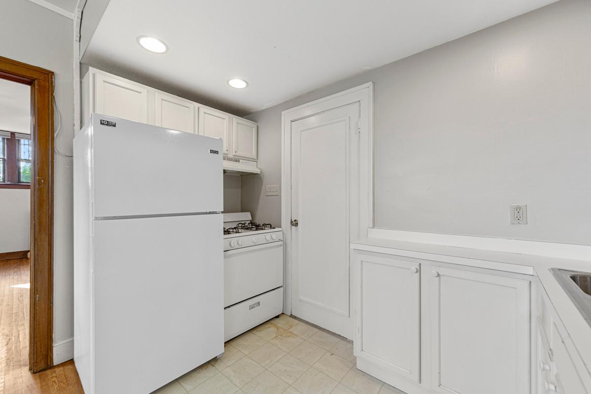 19 Kitchen.jpg