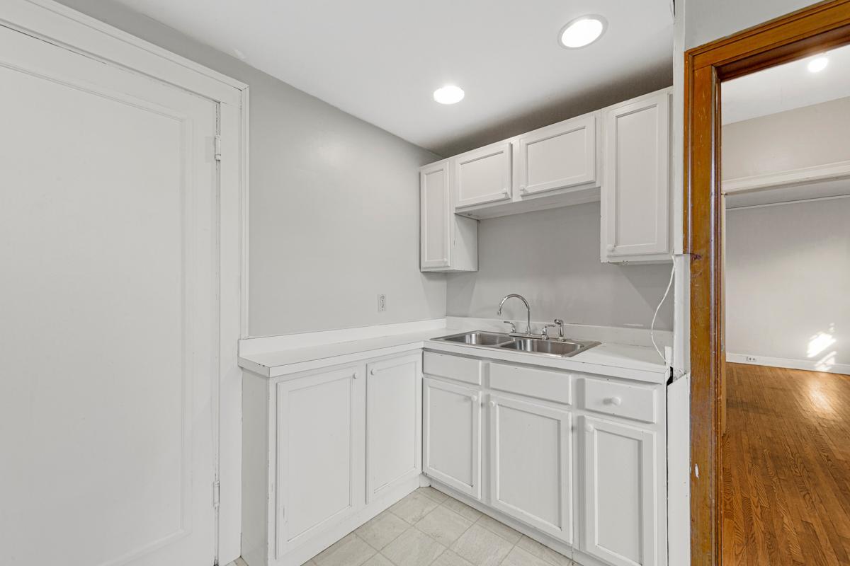 20 Kitchen.jpg
