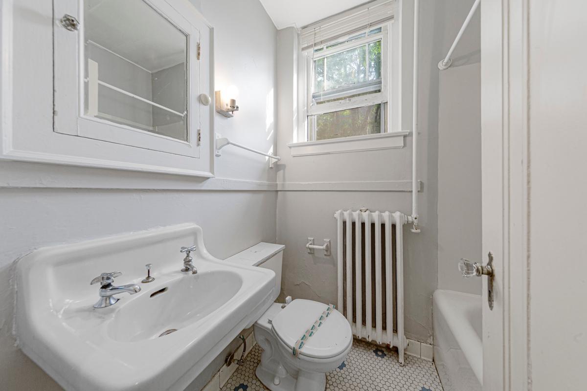 21 Bathroom.jpg