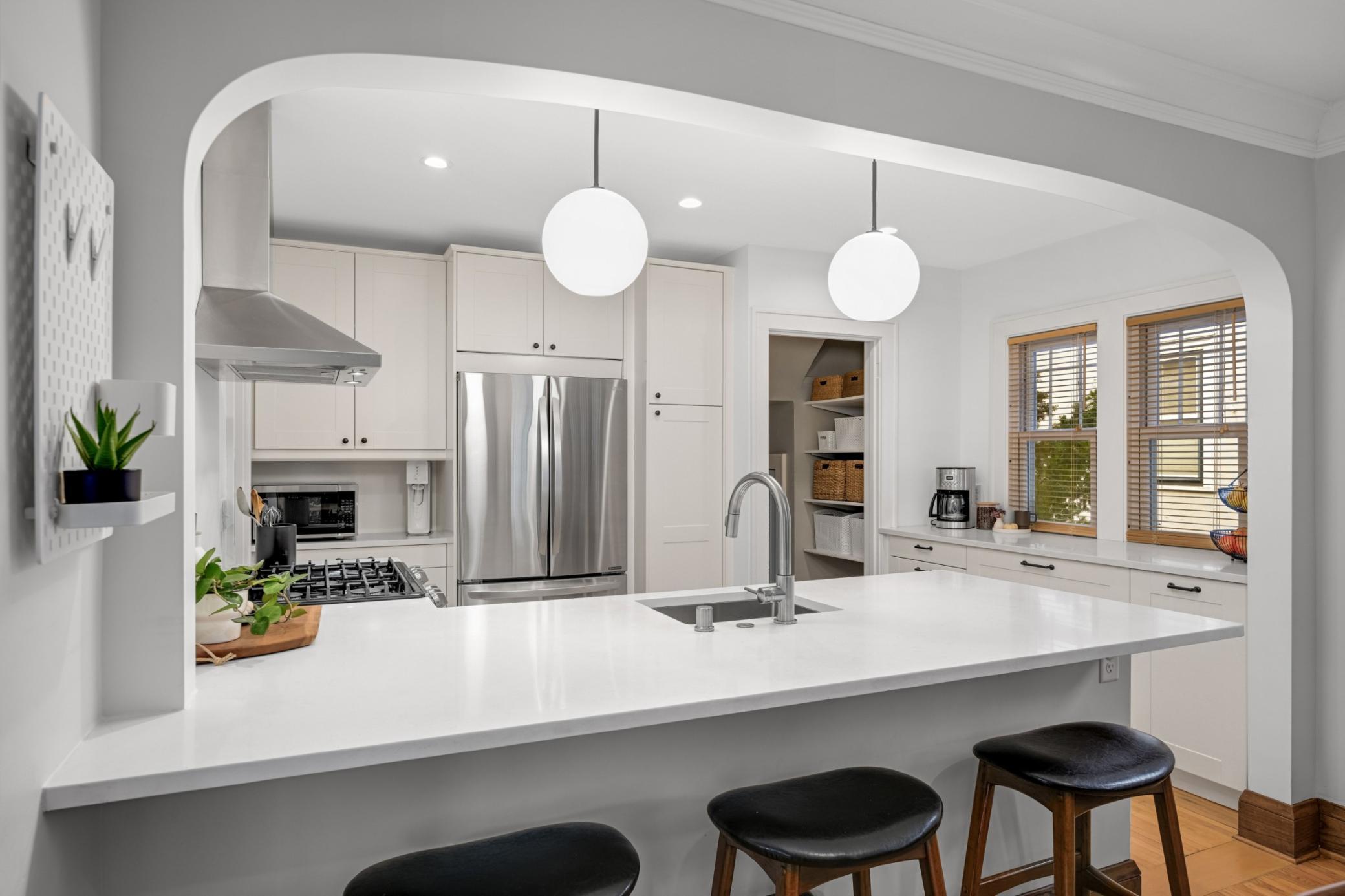 This peninsula is perfect for entertaining