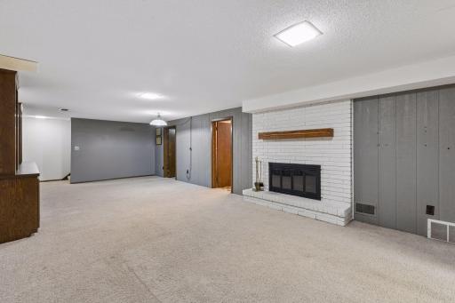 21 70th Way NE, Fridley, MN 55432