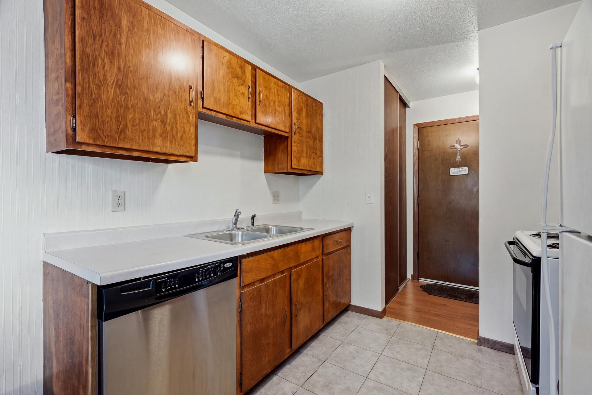 22 #26 - 5284 Greenfield Ave MLS-51.jpg