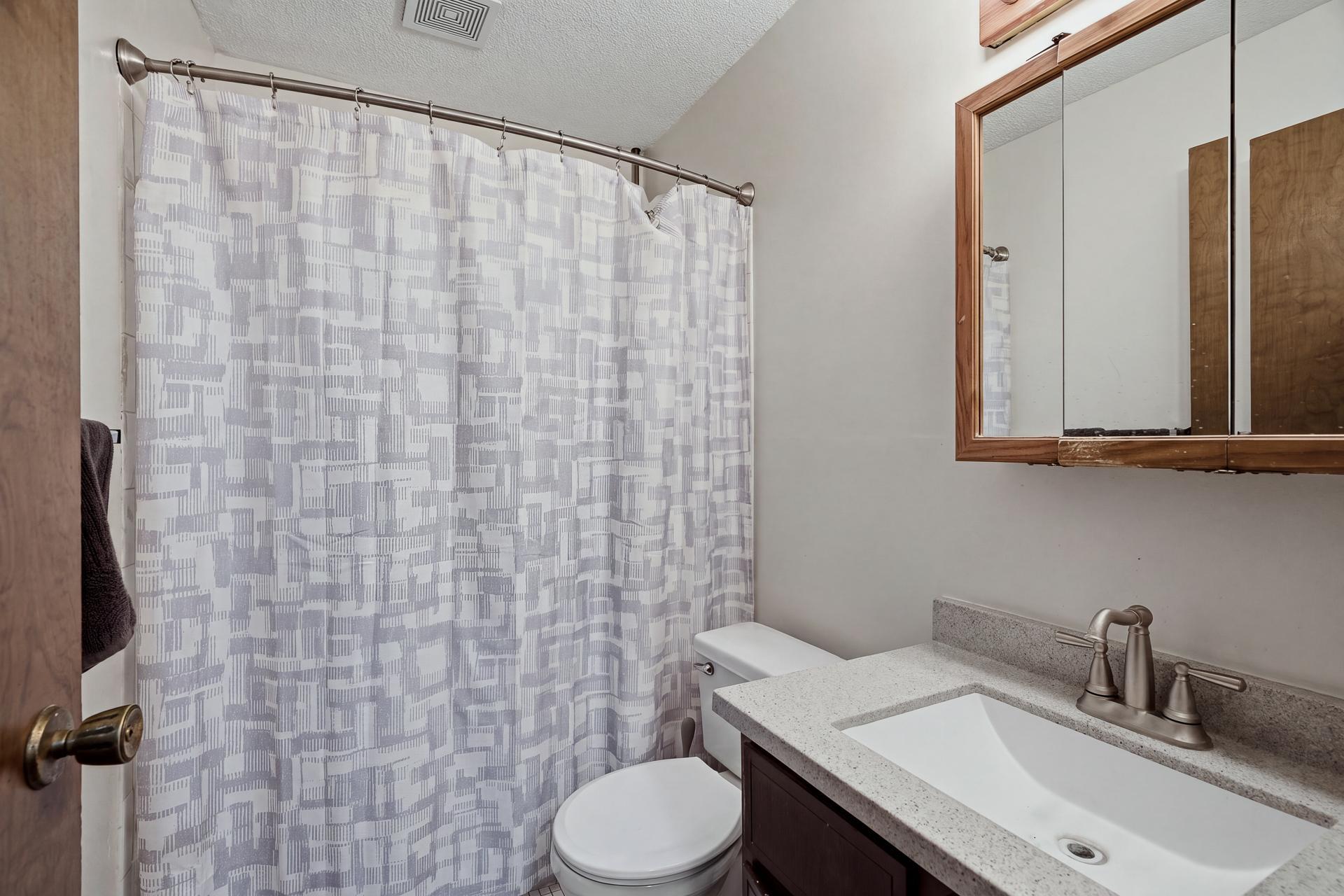 19 #21 - 5284 Greenfield Ave MLS-73.jpg