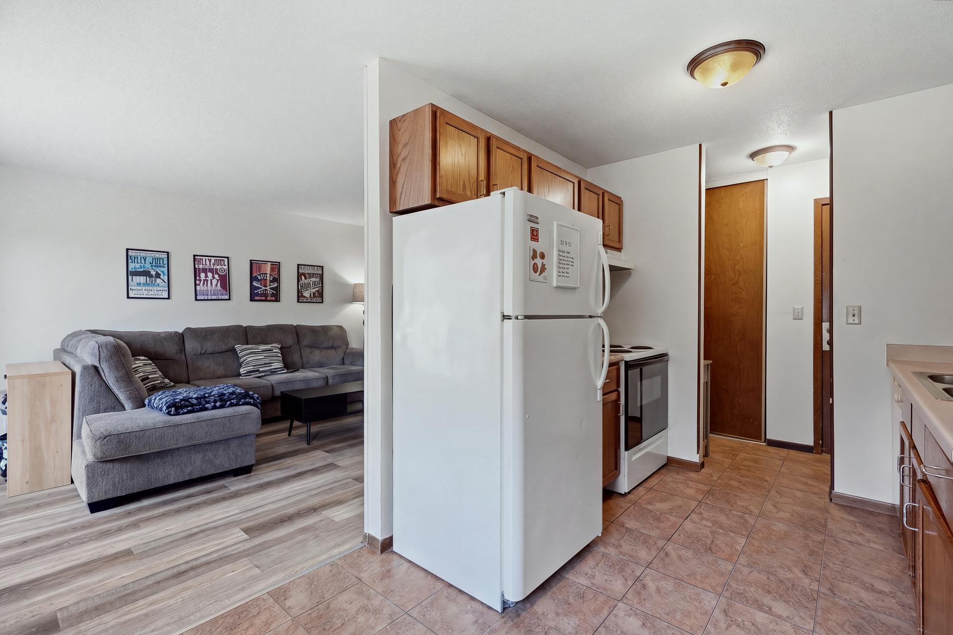 9 #21 - 5284 Greenfield Ave MLS-63.jpg
