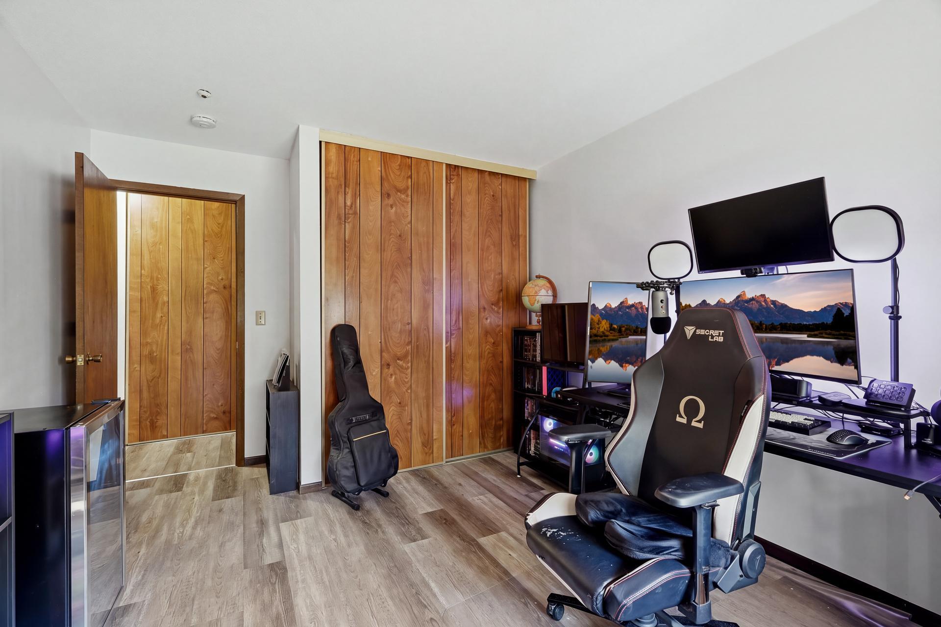 16 #21 - 5284 Greenfield Ave MLS-70.jpg
