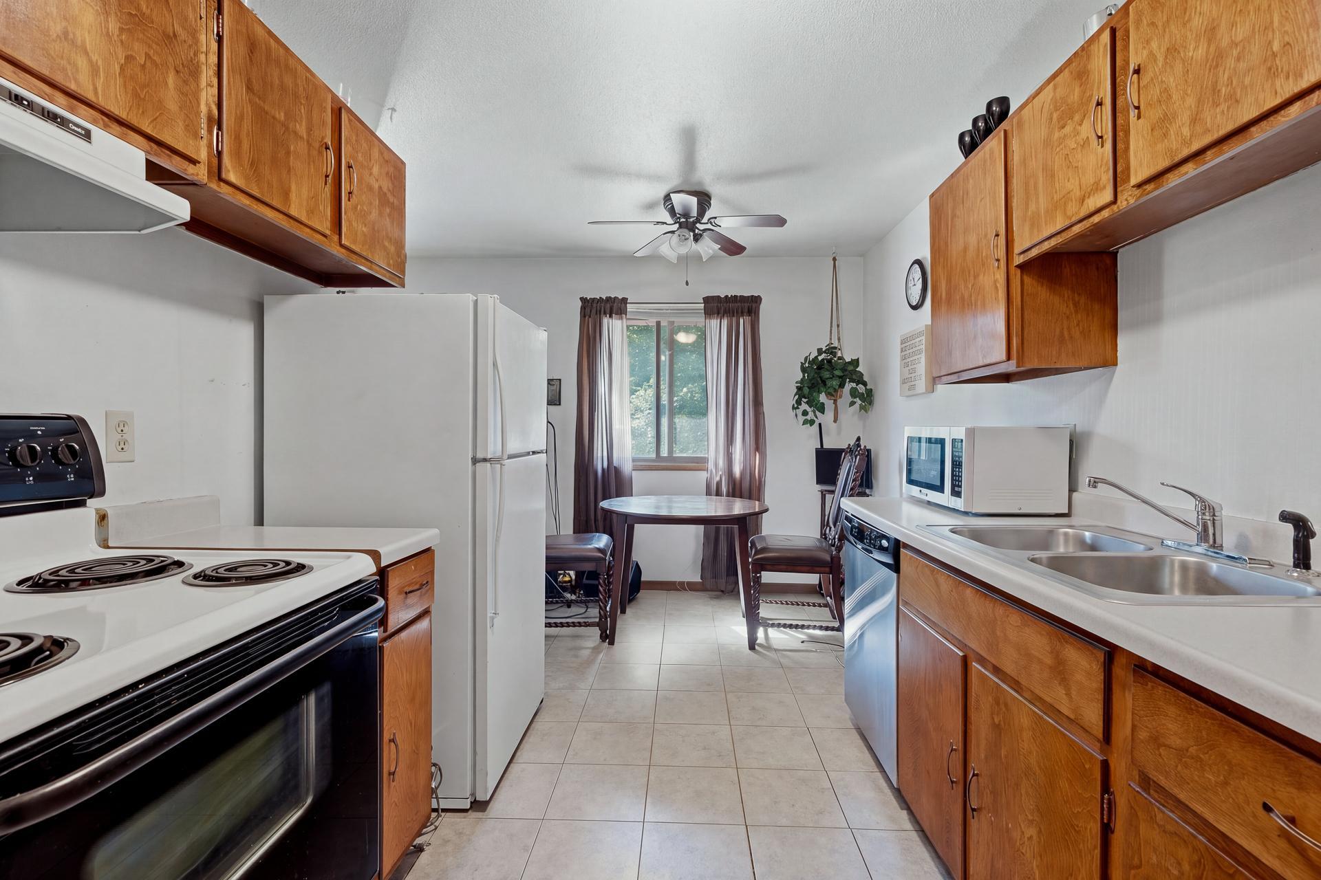 20 #26 - 5284 Greenfield Ave MLS-49.jpg