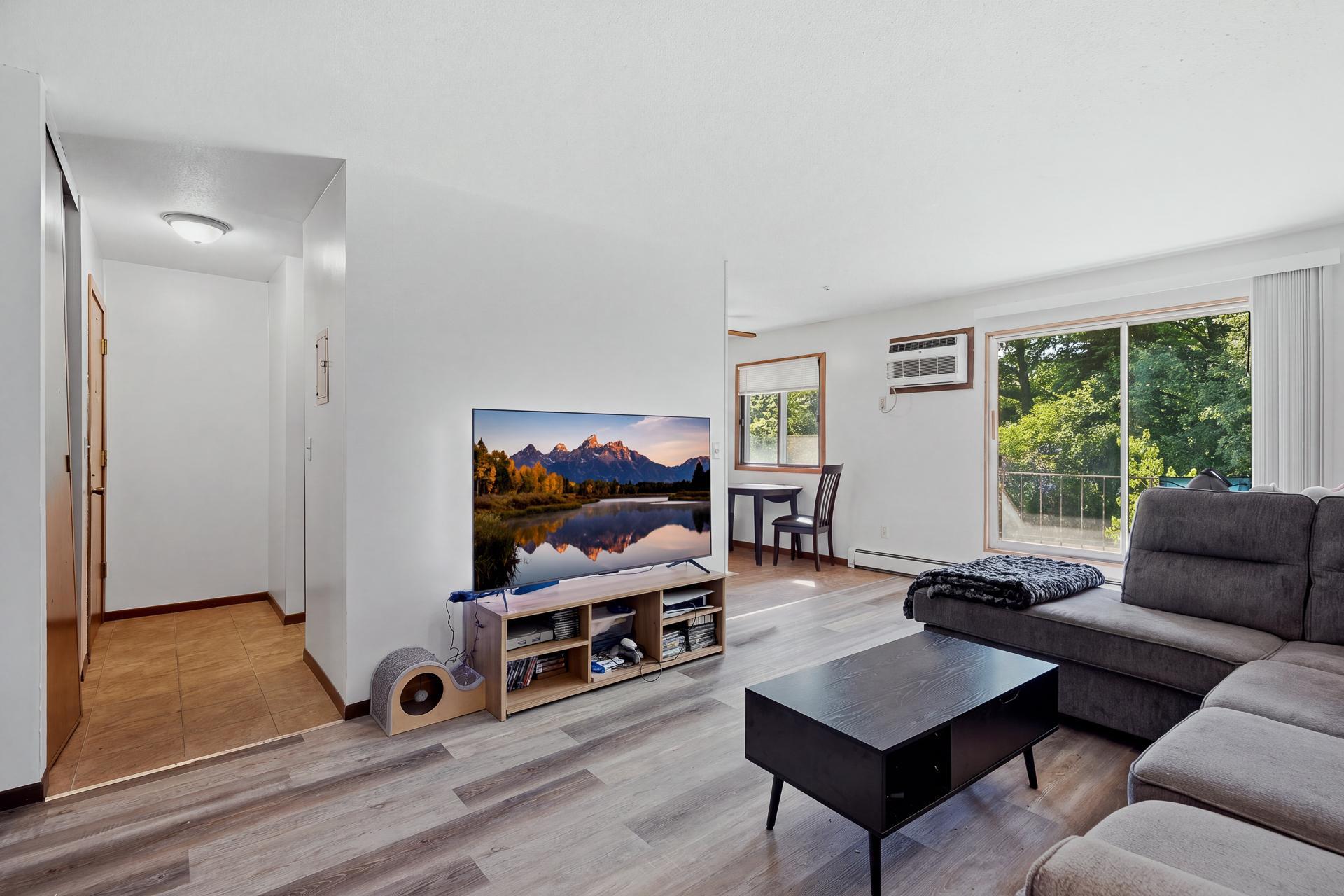 13 #21 - 5284 Greenfield Ave MLS-67.jpg