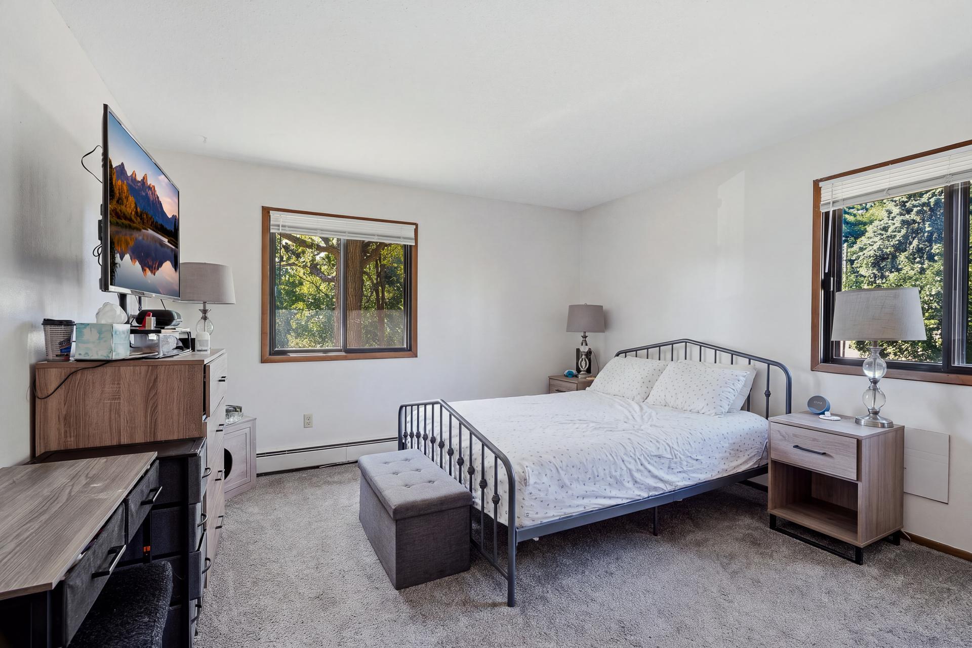 17 #21 - 5284 Greenfield Ave MLS-71.jpg
