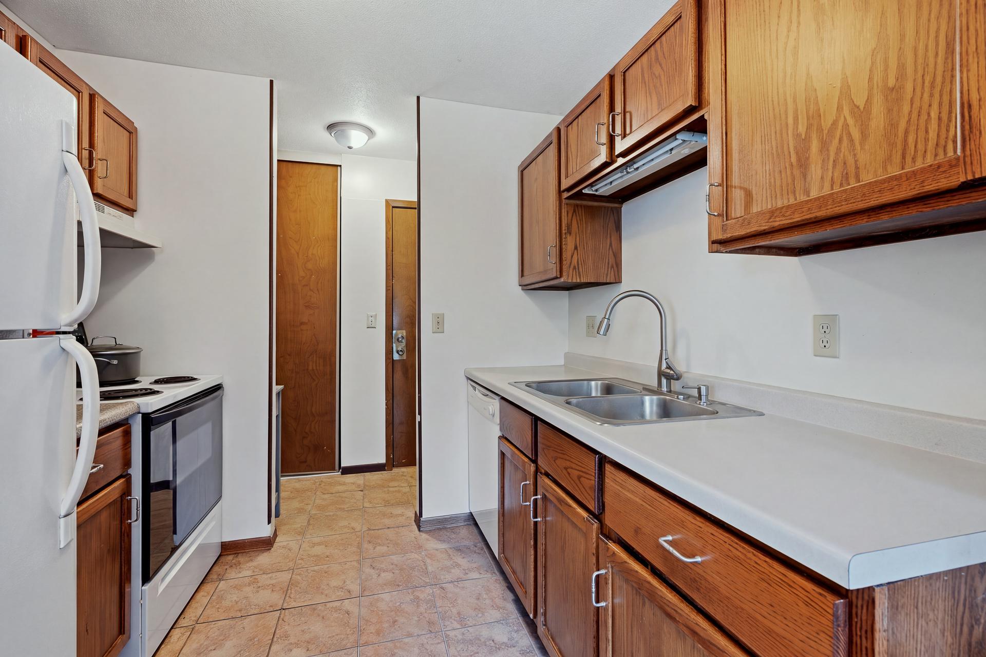 8 #21 - 5284 Greenfield Ave MLS-62.jpg
