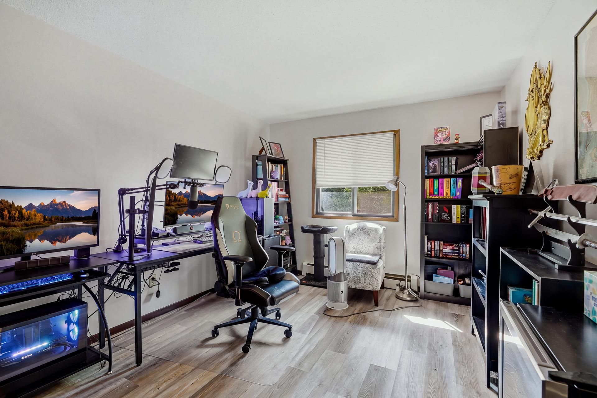 15 #21 - 5284 Greenfield Ave MLS-69.jpg