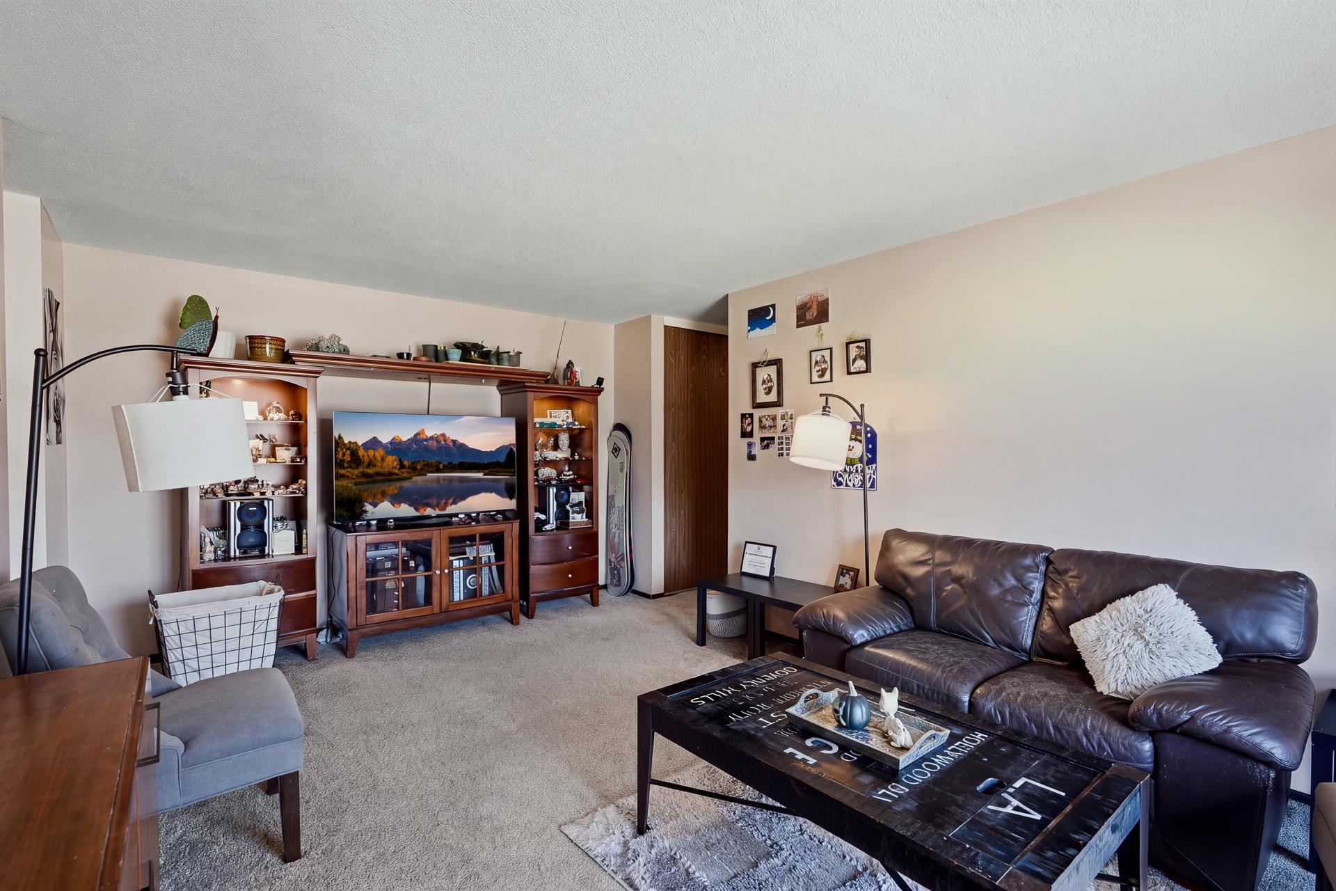 37 #32 - 5284 Greenfield Ave MLS-41.jpg