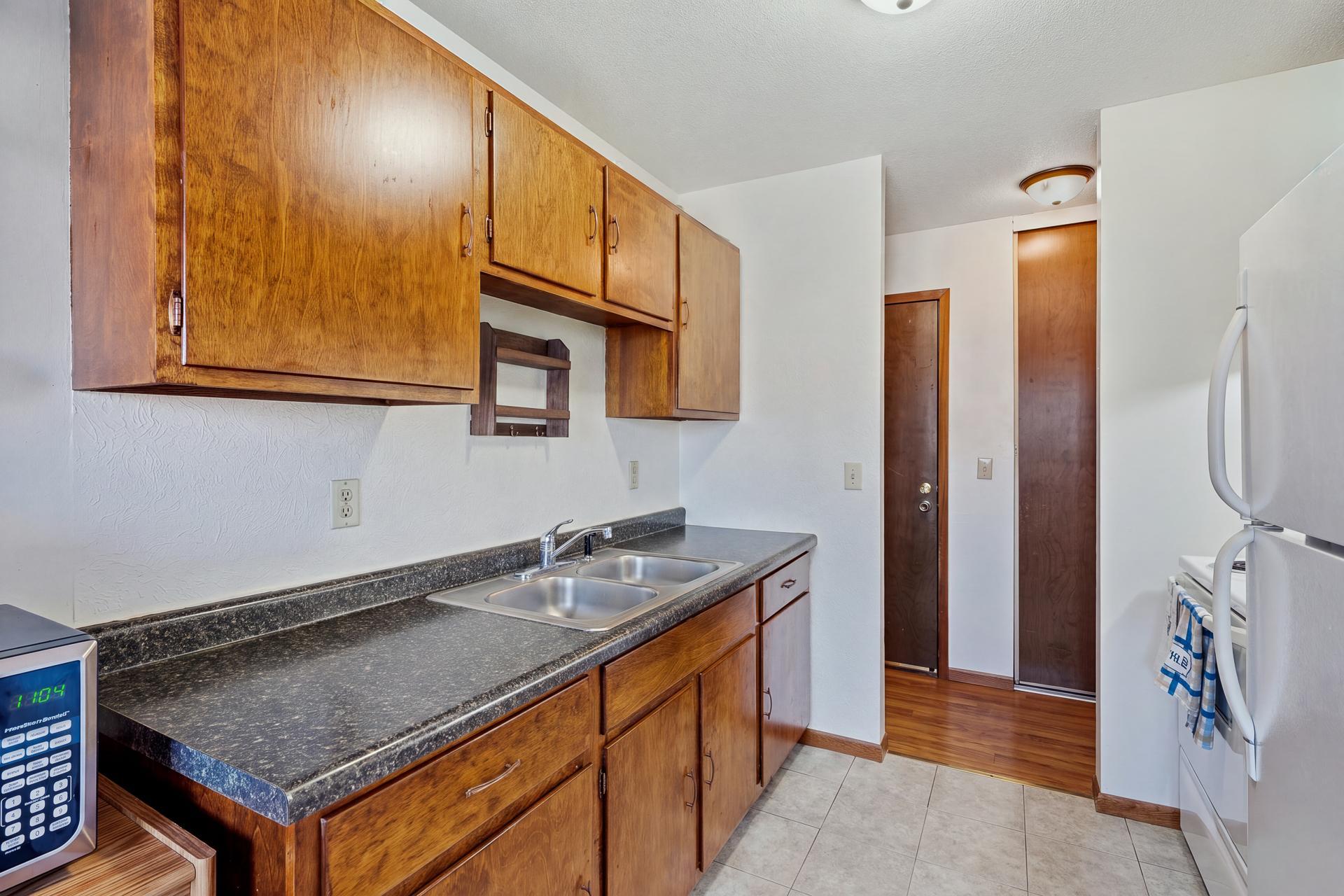 35 #32 - 5284 Greenfield Ave MLS-39.jpg