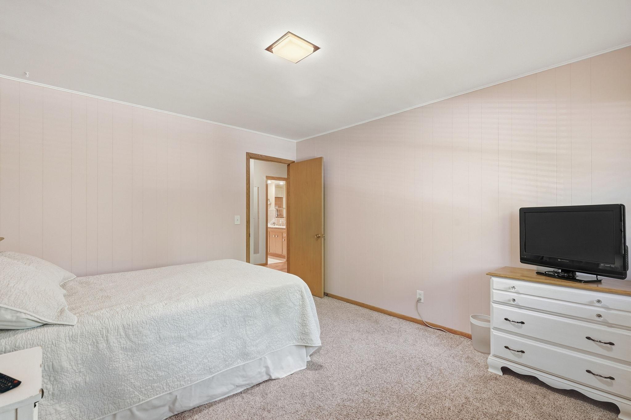 28- Upstairs Bedroom.jpg