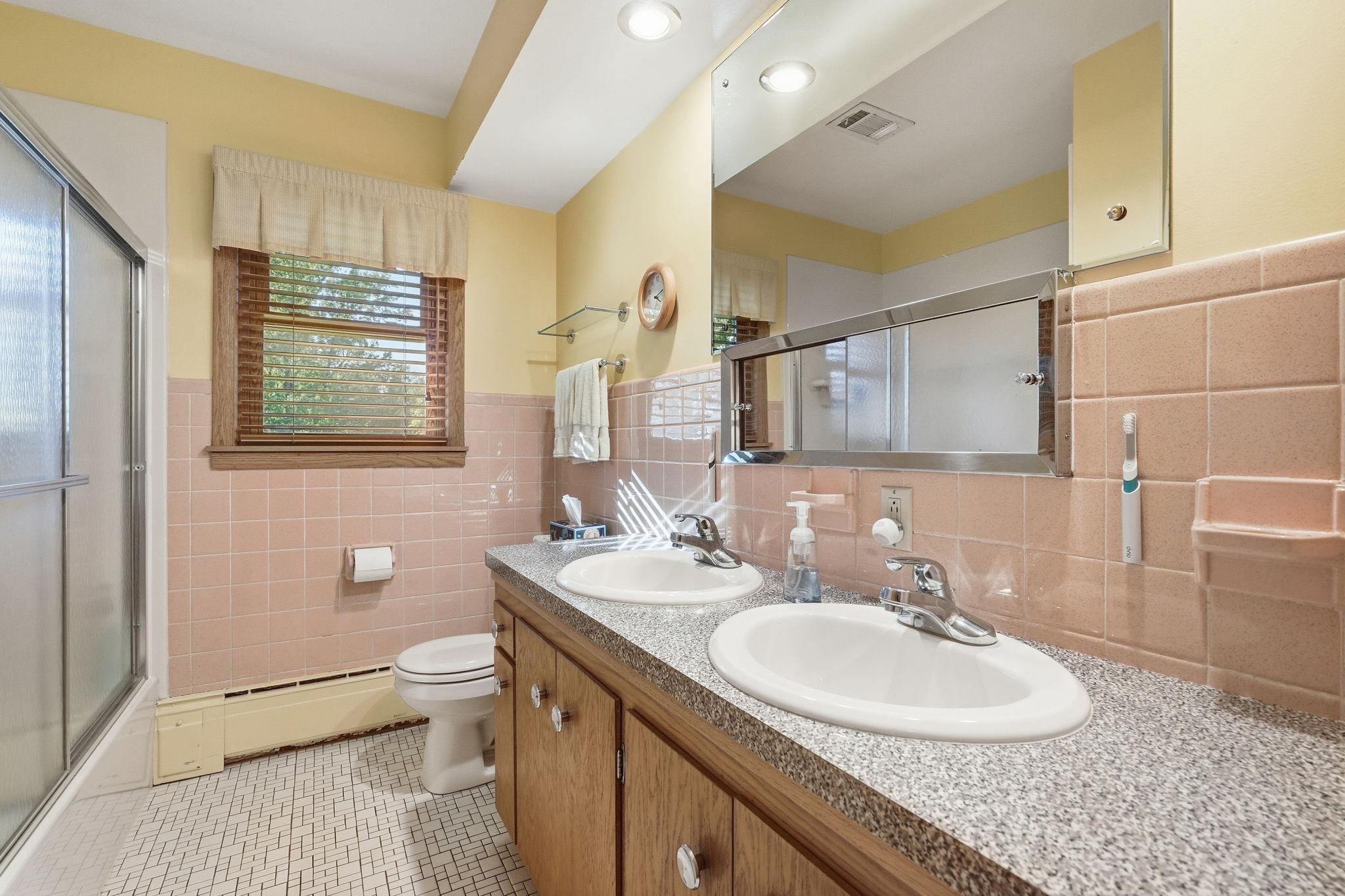 38- Upstairs Bathroom.jpg