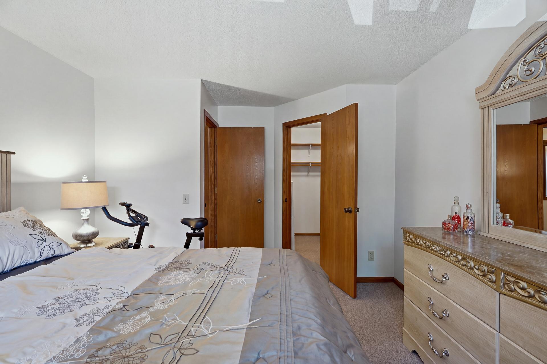 41 #302 - 4621 University Ave NE MLS-82.jpg