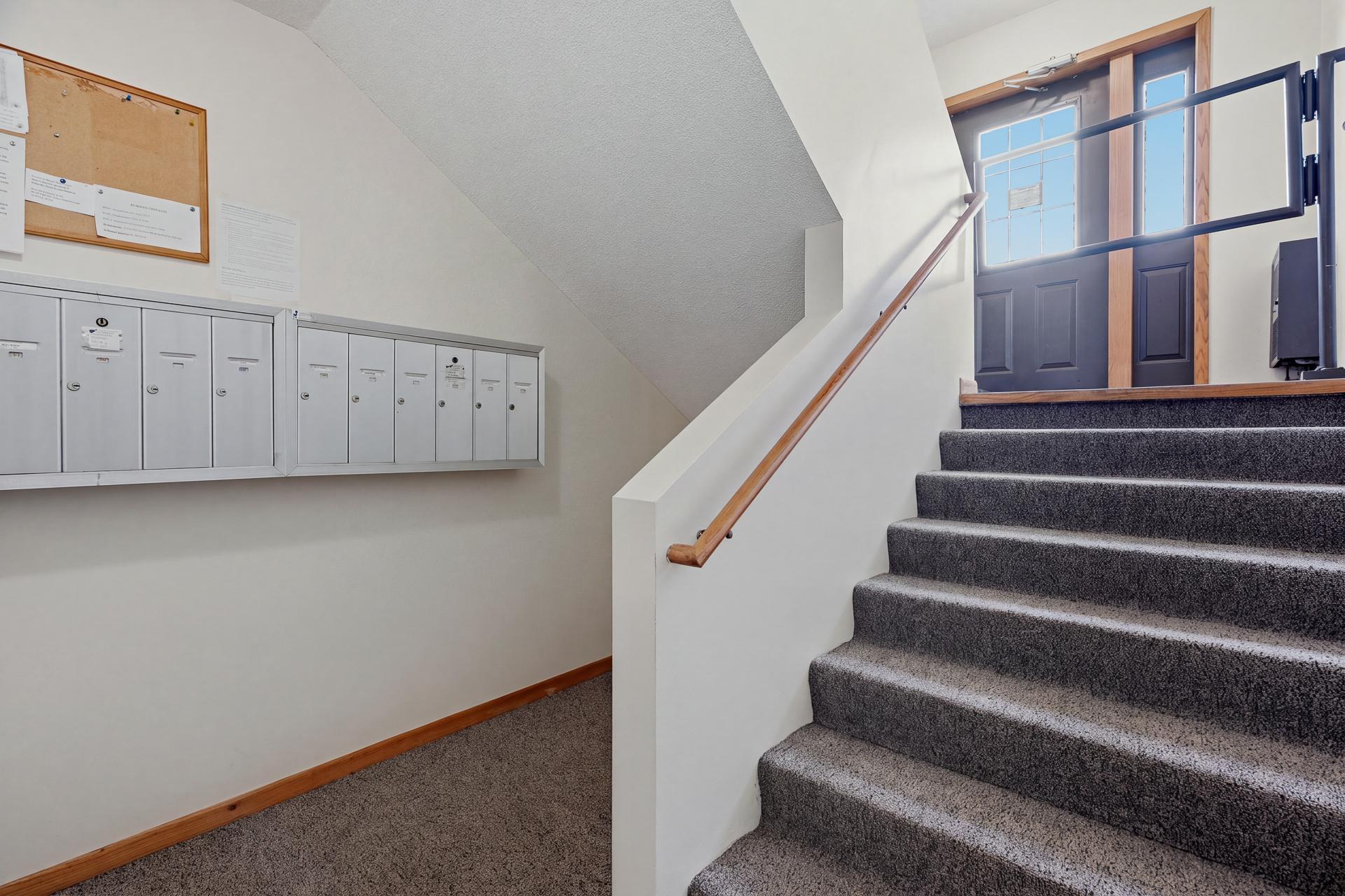 8 Common - 4621 University Ave NE MLS-31.jpg