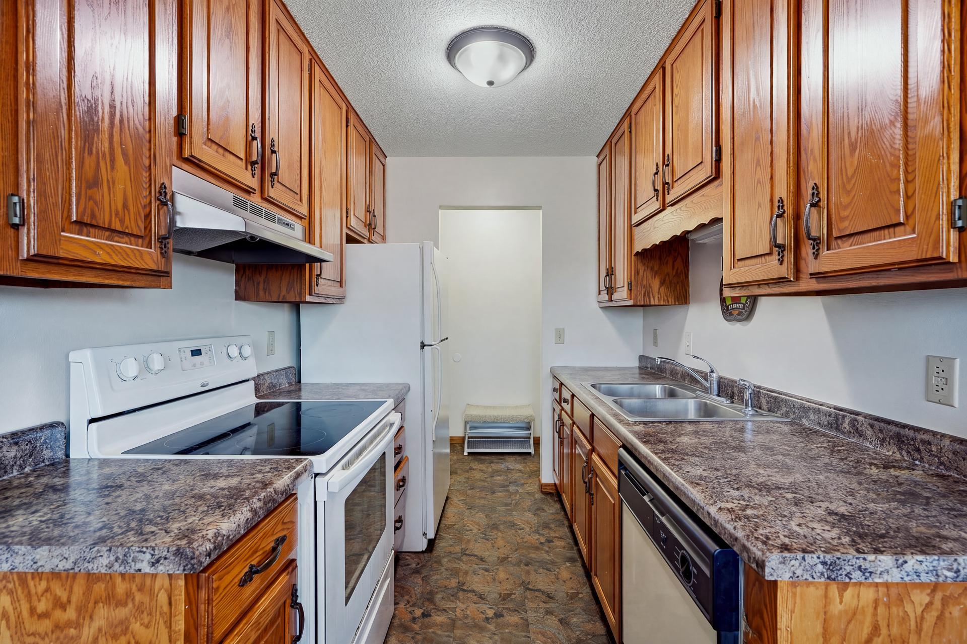 13 #302 - 4621 University Ave NE MLS-54.jpg