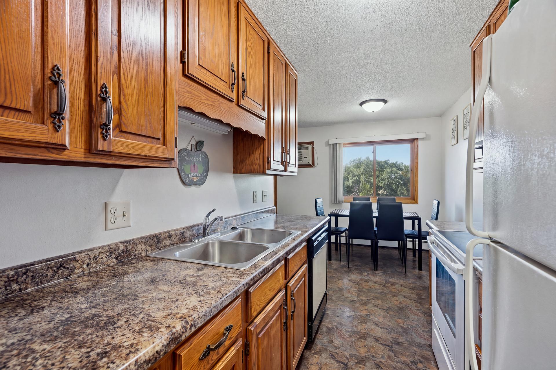 11 #302 - 4621 University Ave NE MLS-52.jpg