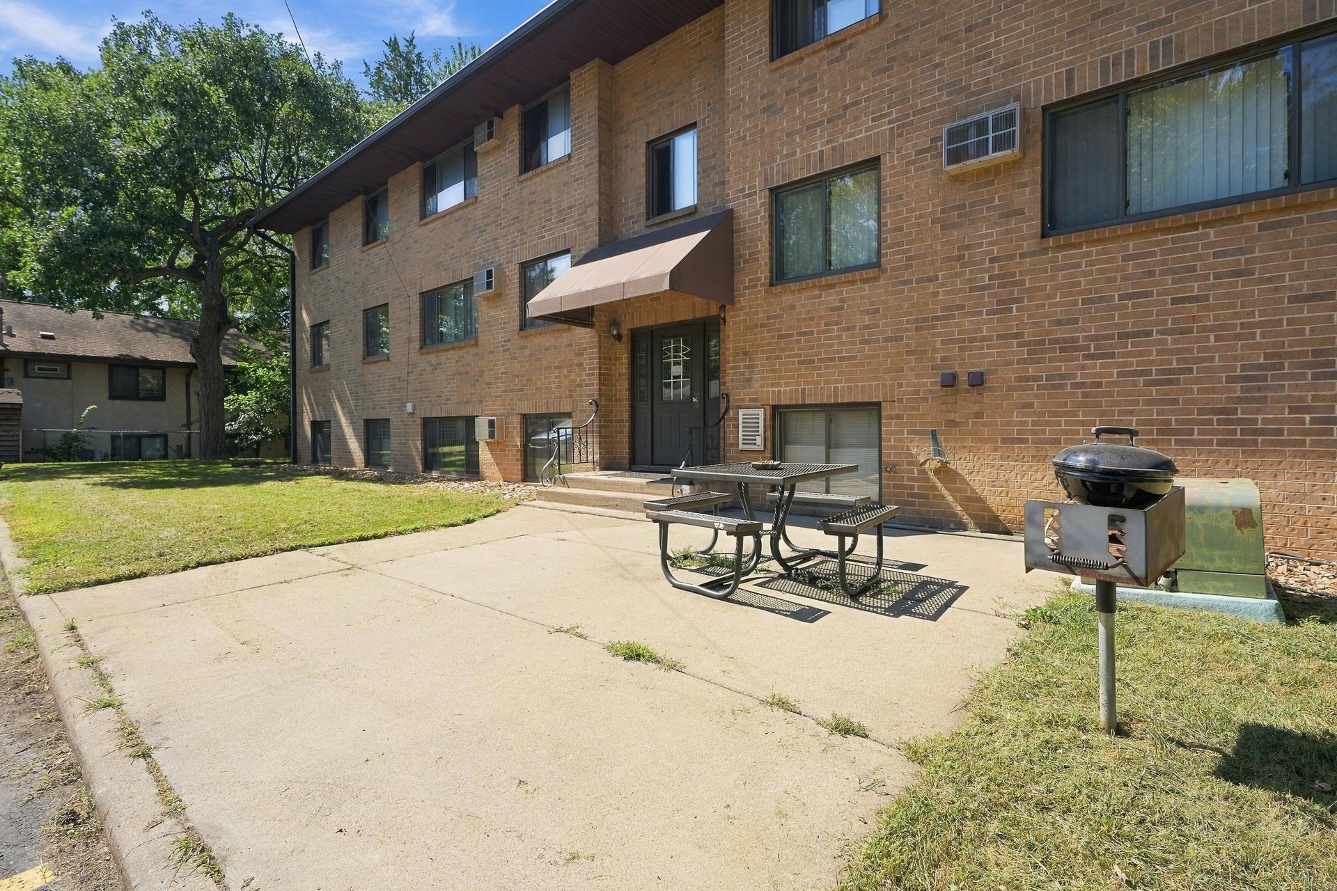 7-4621 University Ave NE MLS-8.jpg
