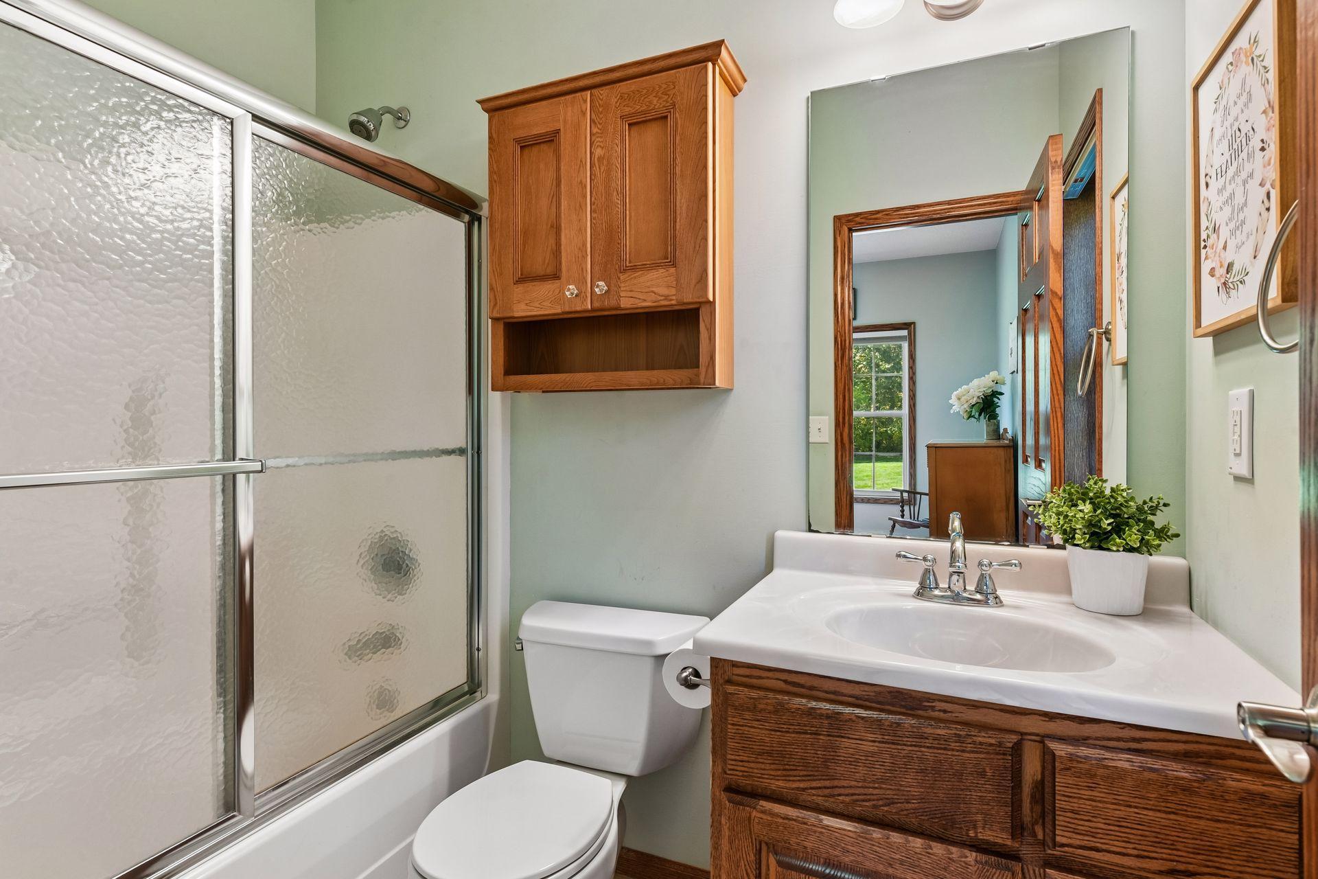 The full en-suite bathroom makes this a wonderful space for overnight visitors.
