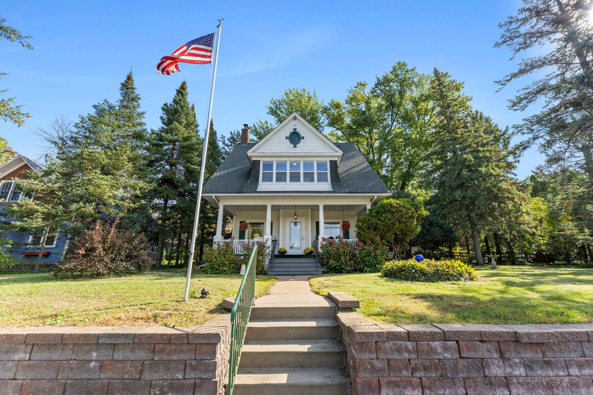 Walking Distance to St. Croix Falls Many Restaurants and Shops