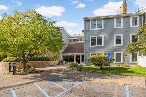 3030 Saint Albans Mill Road, 211, Minnetonka, MN 55305